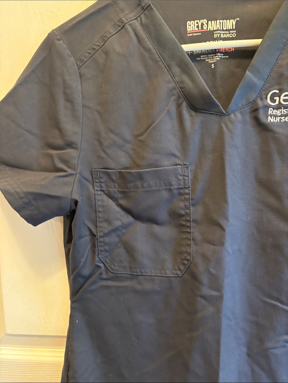 Grey's Anatomy Geisinger Embroidered Grey Medical Scrub Top - Picture 4 of 7